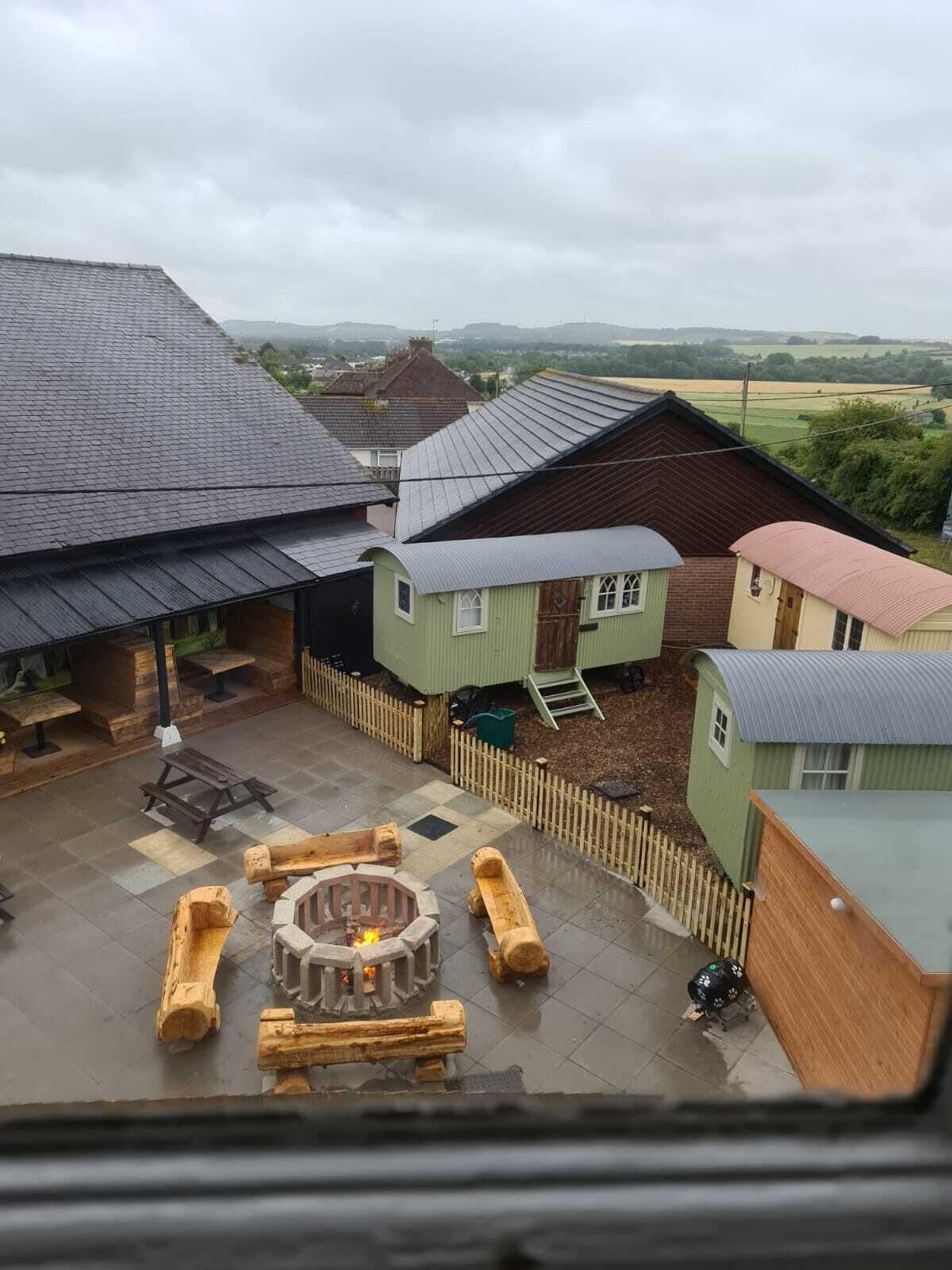 Stonehenge & Shepherd's Huts 3*