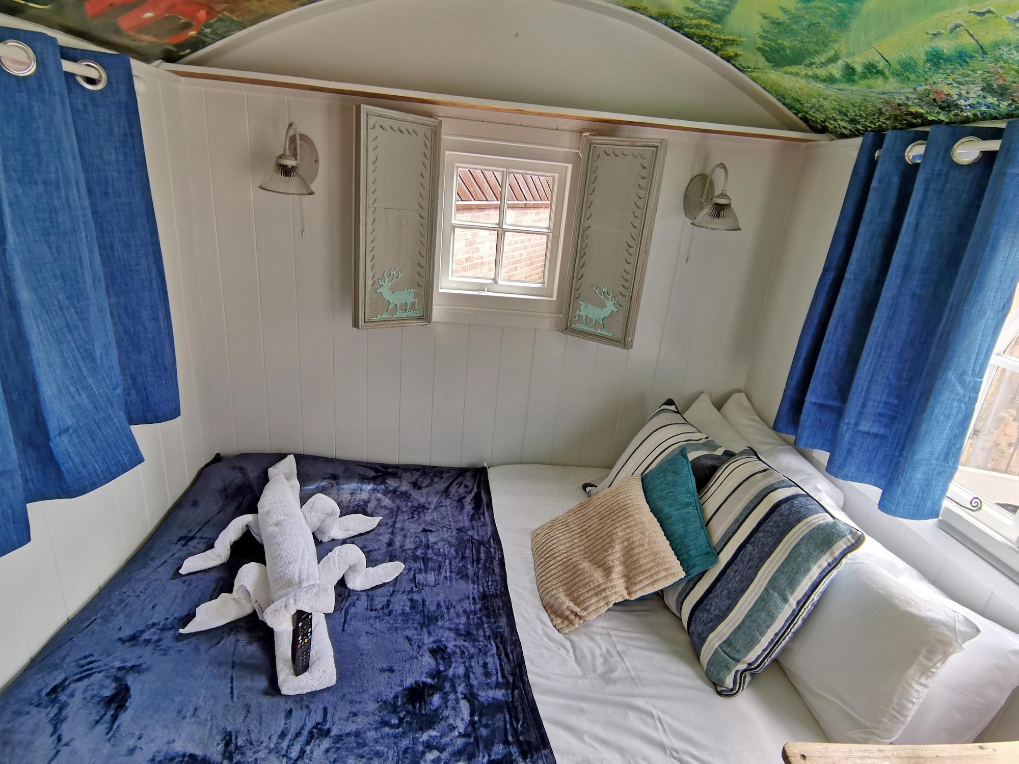 Stonehenge & Shepherd's Huts 3*
