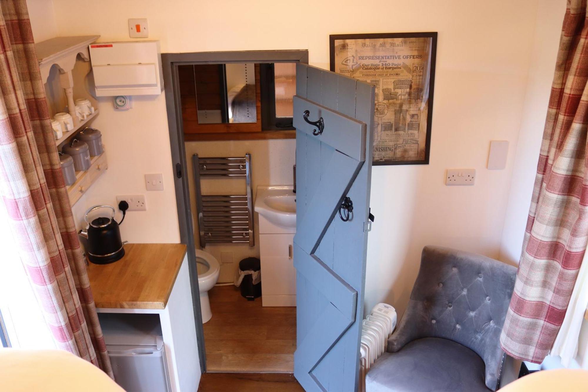 Stonehenge & Shepherd's Huts Inn Bulford