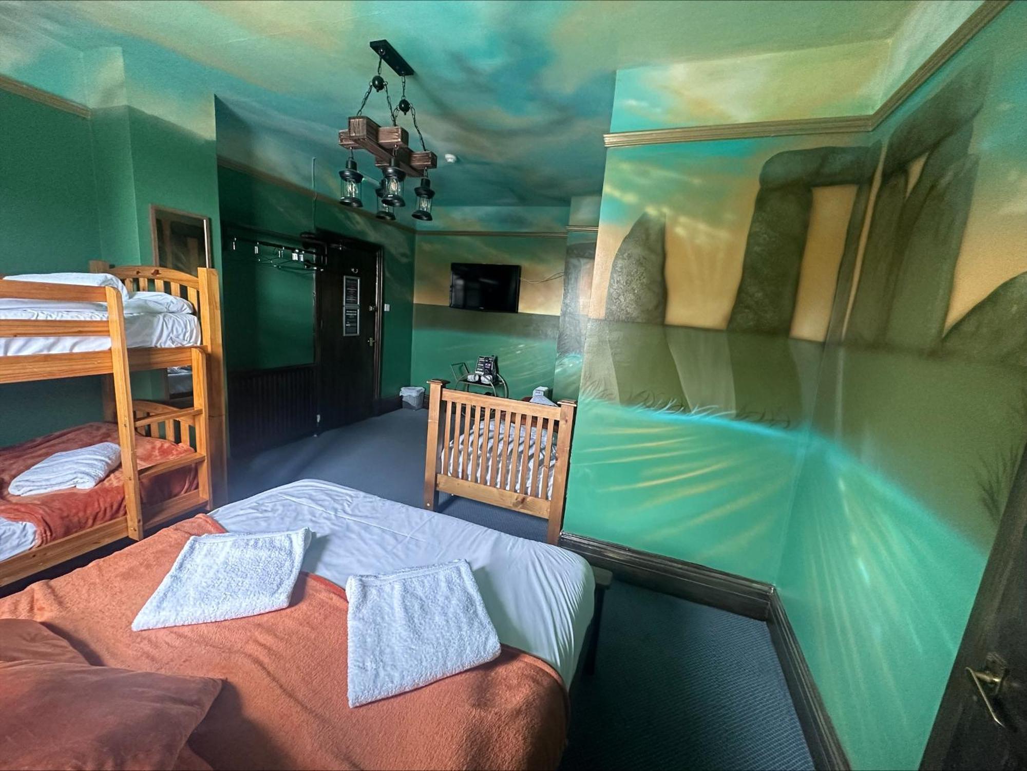 Stonehenge & Shepherd's Huts 3* Bulford